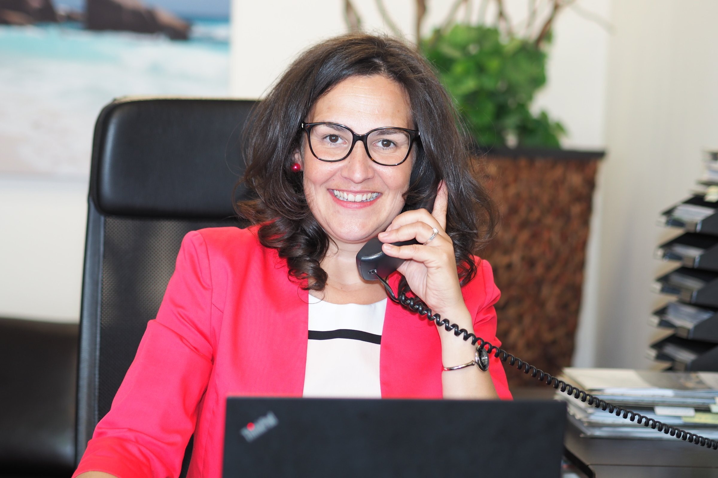 Die Versicherungsagentin Petra Winkler lächelnd am Telefon